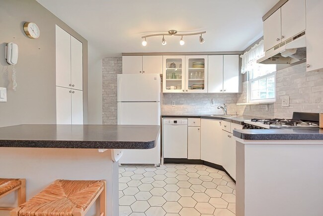 Building Photo - 8 Regency Dr