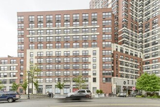 Building Photo - 102 Christopher Columbus Dr