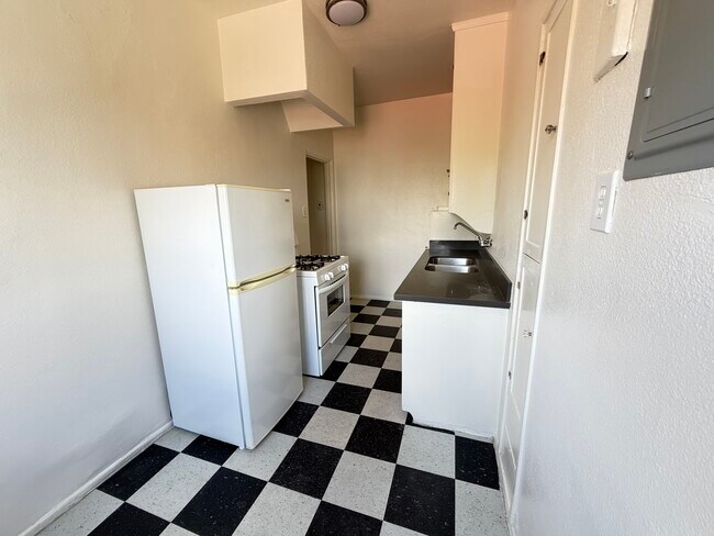 Building Photo - 229 S Westlake Ave