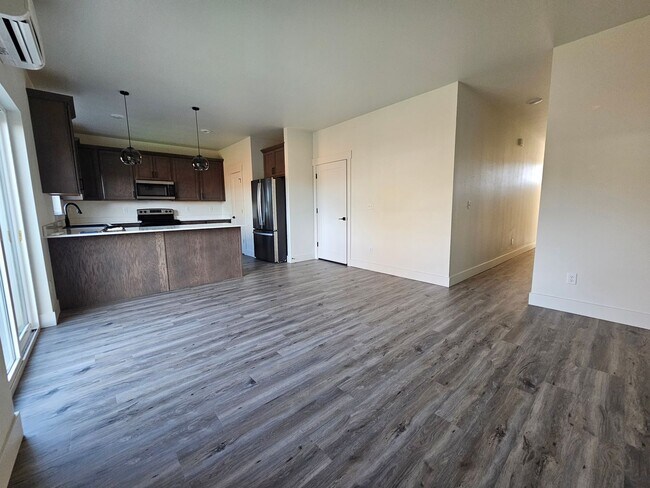 Building Photo - Peaceful Living Just Minutes from Town