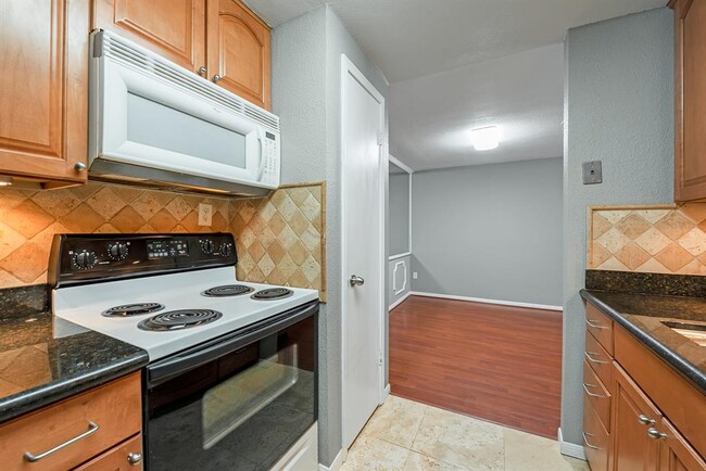 Building Photo - 5711 Sugar Hill Dr