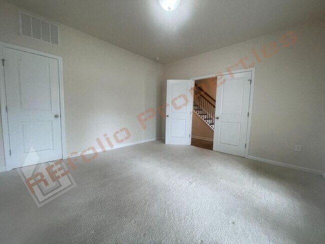 Building Photo - Luxury 3 Story 4 BD/3.5 Bath Townhome @ Sm...