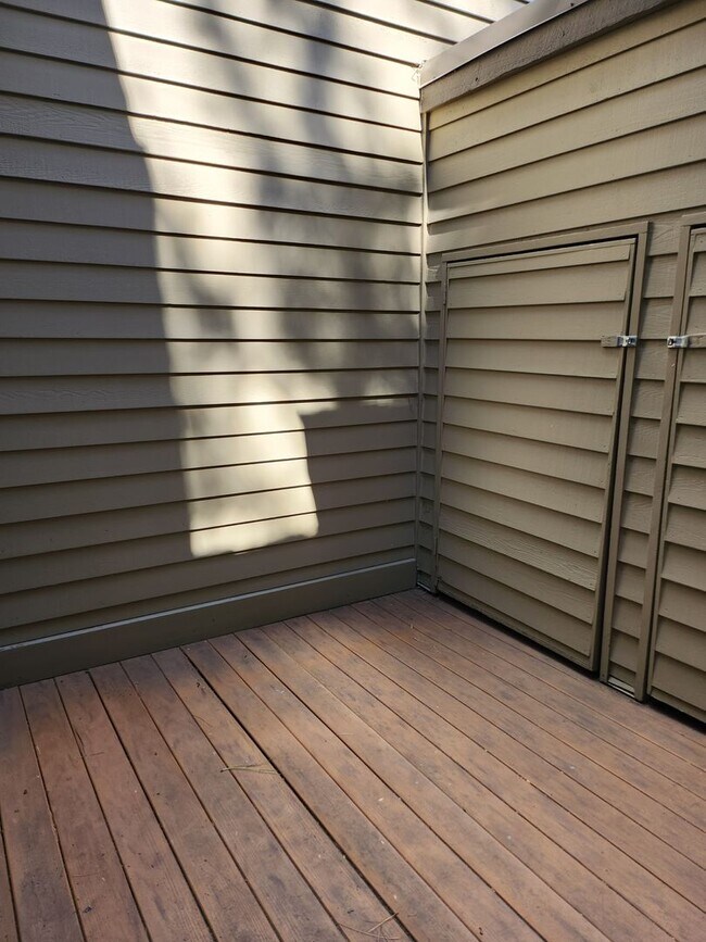 Building Photo - Riverfront - FALL SPECIAL - $250/OFF FIRST...