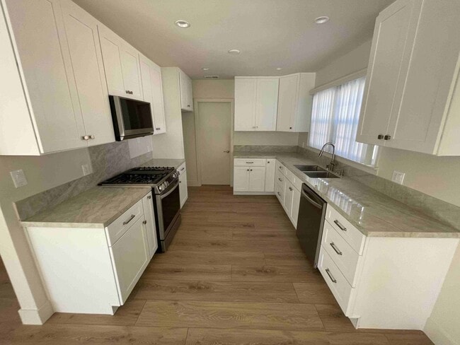 Building Photo - COMPLETELY REMODELED WOODLAND HILLS POOL H...