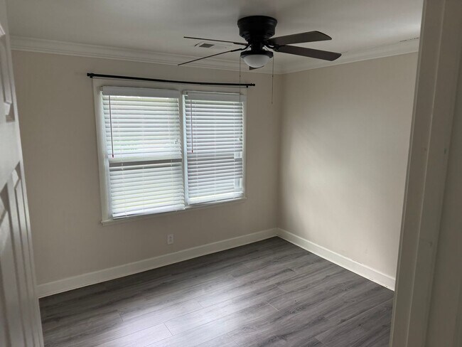 Building Photo - 3 BR/1BA | Newly Renovated Cottage| Cove security system| Fully fenced backyard