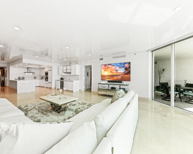 Building Photo - 101 S Fort Lauderdale Beach Blvd