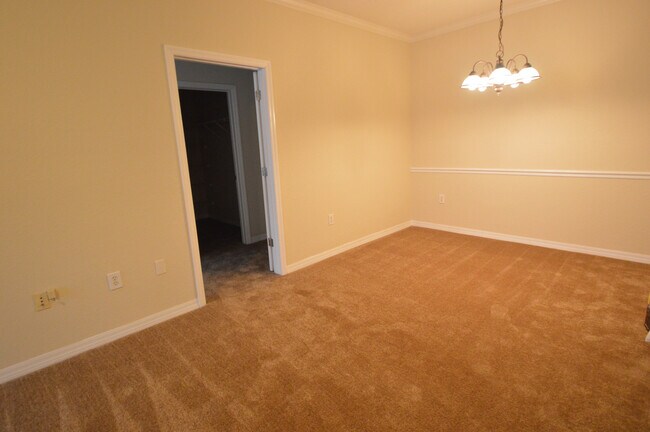 Building Photo - TAMPA: 2 bed/ 2bath condo on 2nd floor in ...