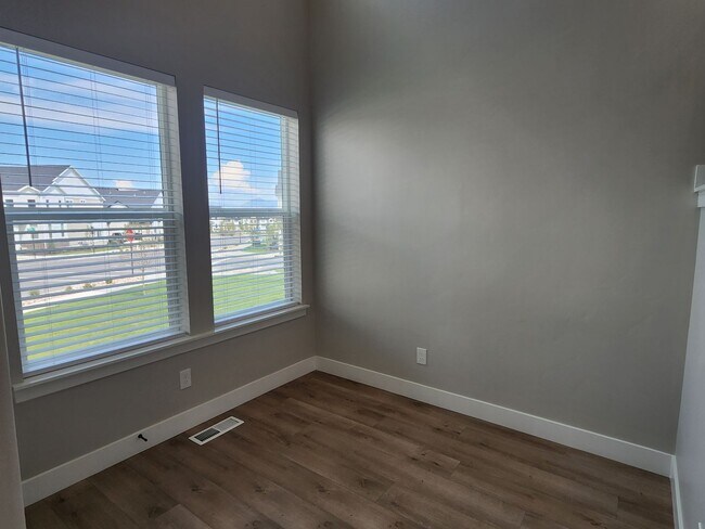 Building Photo - Beautiful  End Unit Townhome In Herriman