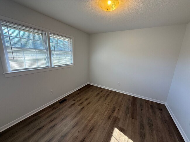 Building Photo - Christmas Move-In Special!! $500 off first month's rent