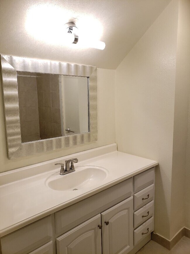 Building Photo - 2512