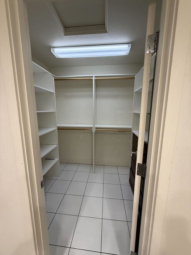 Building Photo - Beautiful 4B/3Ba Home in East Vancouver!