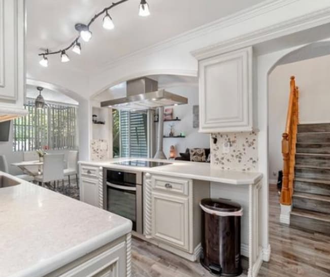 Building Photo - GORGEOUS 3 BEDROOM 3 BATH TOWNHOME
