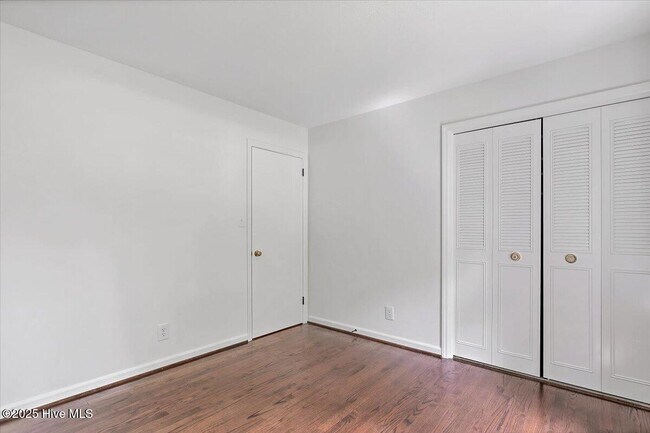 Building Photo - 60 Pine Lake Dr
