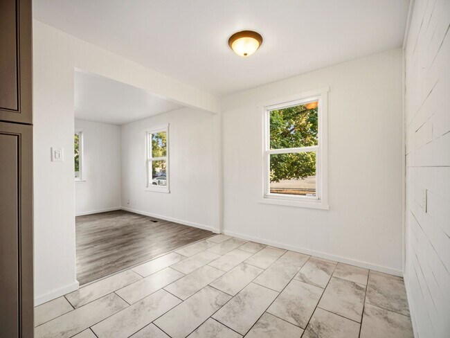 Building Photo - 6011 N Braeburn Dr