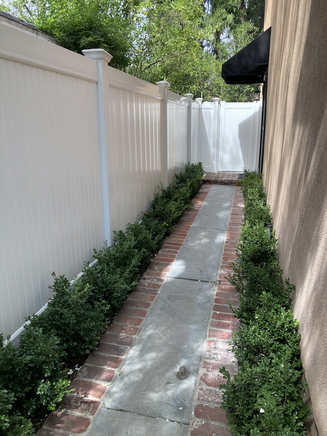 Entryway Path - 15102 La Maida St