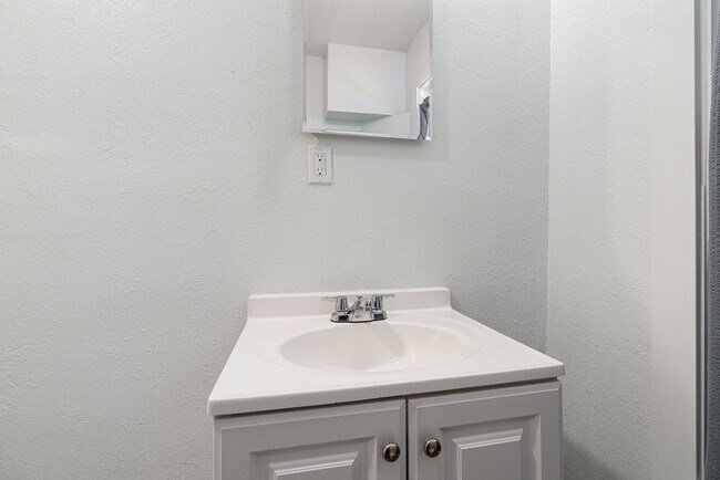 Building Photo - Unbeatable 4 Bedroom home in Greensburg available July 1!