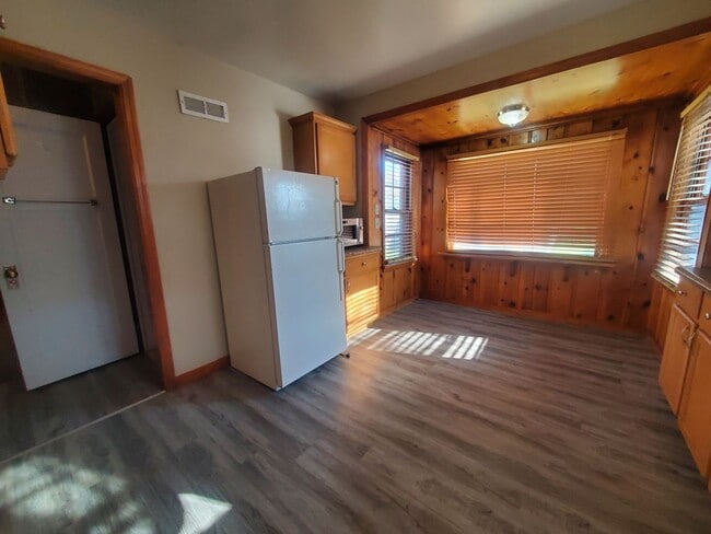 Building Photo - 3 Bedroom Single Family