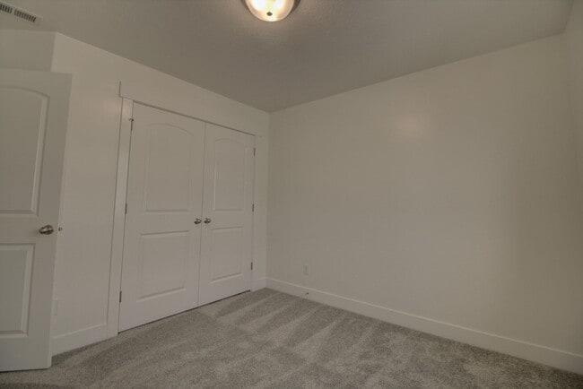 Building Photo - 4 Bedroom 2.5 Bathroom Townhouse in Lehi!