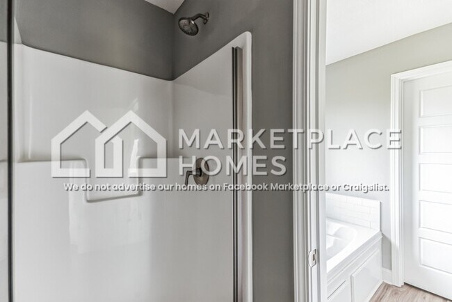 Building Photo - 701 Silver Bnd