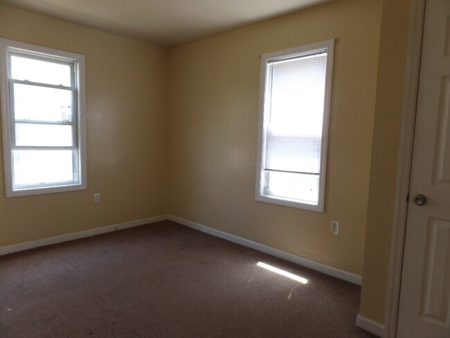 Building Photo - 124 S Walter Ave