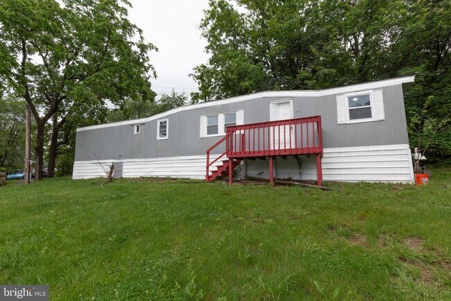 Primary Photo - 30 Laurel Hill Ln