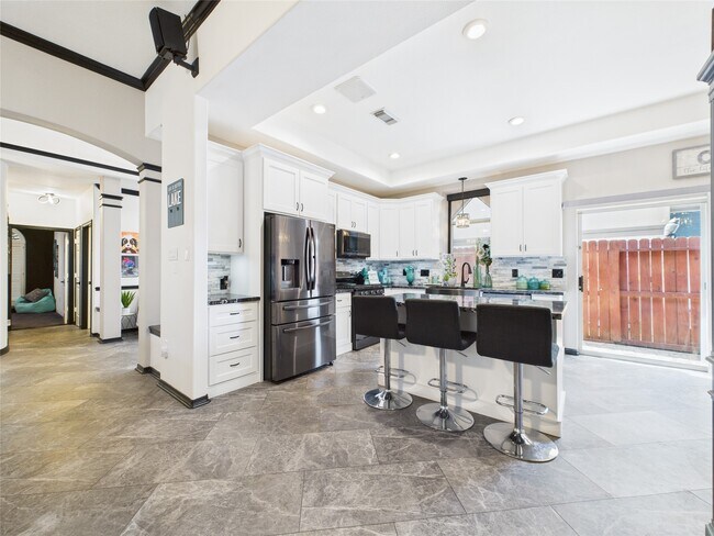 Building Photo - 203 Las Brisas St