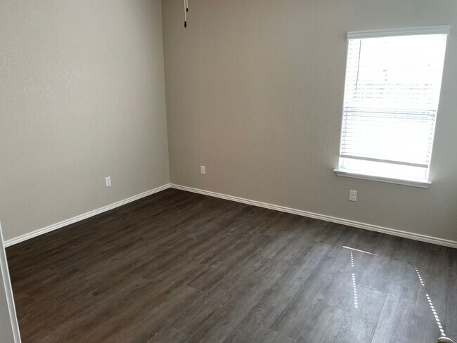 Building Photo - Four Bedroom | Two Bath Home in Scott's Ho...