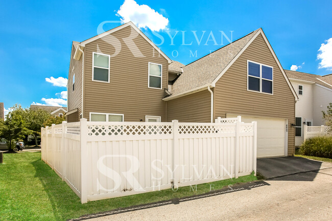 Building Photo - Gorgeous 4 bedroom, 2.5 Bath updated home!