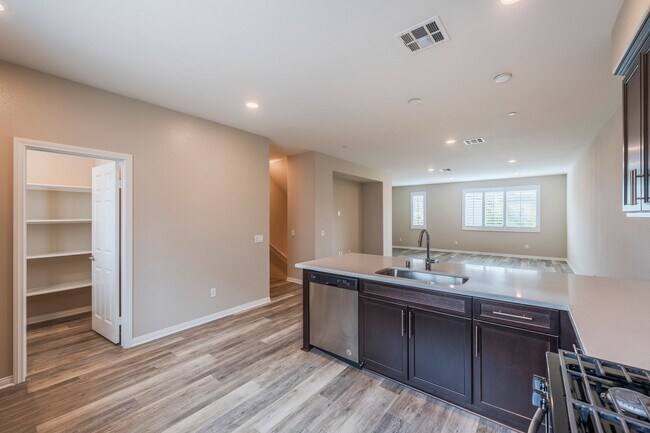 Building Photo - Beautiful Gardena Condominium in Gated Com...