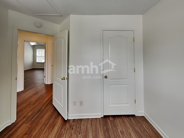 Building Photo - 147 Peterborough Dr