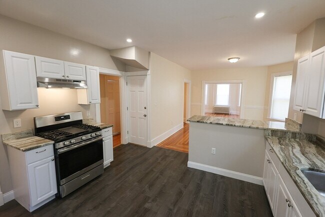 Building Photo - 32 Robinson St