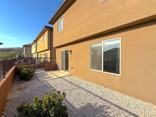 Building Photo - 4 Bed, 2.5 Bath home with 2 Car Garage