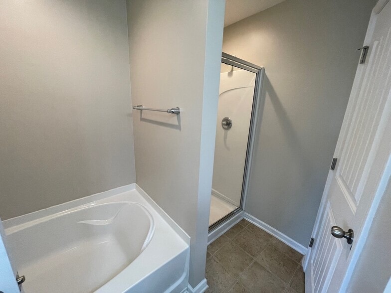 Master Bath - 112 Hawkstone Dr