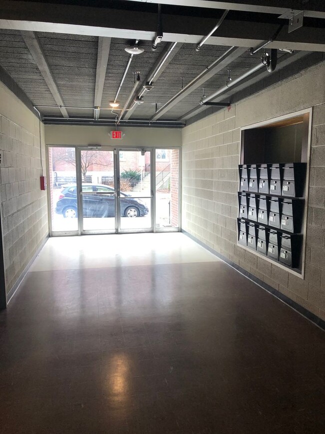 Building Photo - Trendy Downtown Lafayette Studio