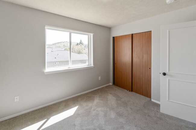 Building Photo - Spacious 3 Bed, 2.5 Bath Home in Spokane V...