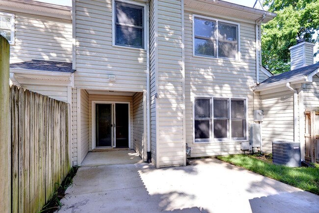 Building Photo - Nicely Updated Grafton Woods Condo