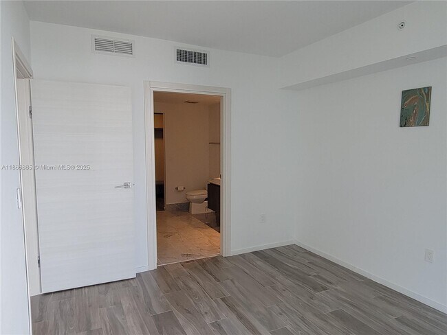 Building Photo - 801 S Miami Ave