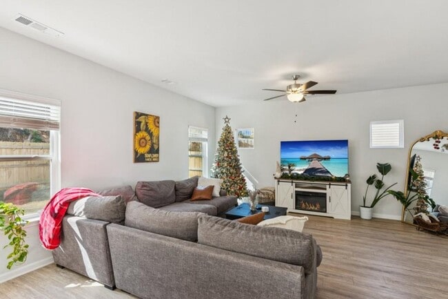 Building Photo - 566 Skye Dr