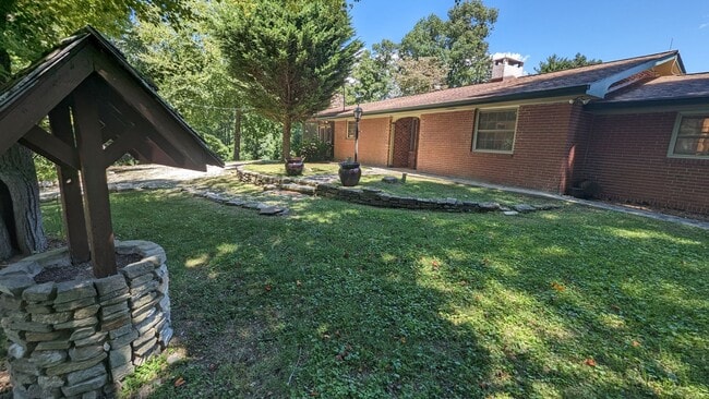 Building Photo - 2/2 Mtn Top Getaway - Huge Screened Porch w/ Stone Fireplace