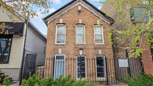 Building Photo - 1472 W Webster Ave