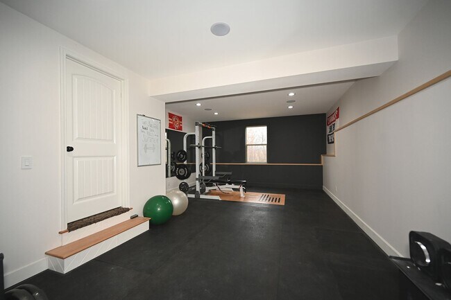 Building Photo - Beautiful 4 Bedroom, 3 Bath, Single Family...