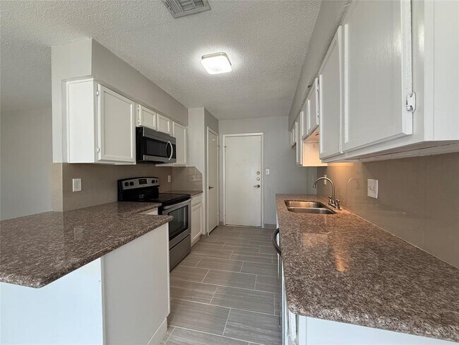 Building Photo - 2131 Highland Hills Dr