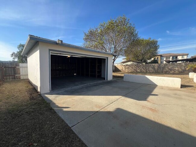 Building Photo - 4 Bedroom Home 2 Car Garage with Fenced Ya...