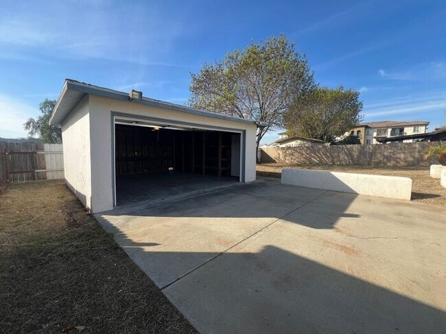 Building Photo - 4 Bedroom Home 2 Car Garage with Fenced Yard and Extra Parking