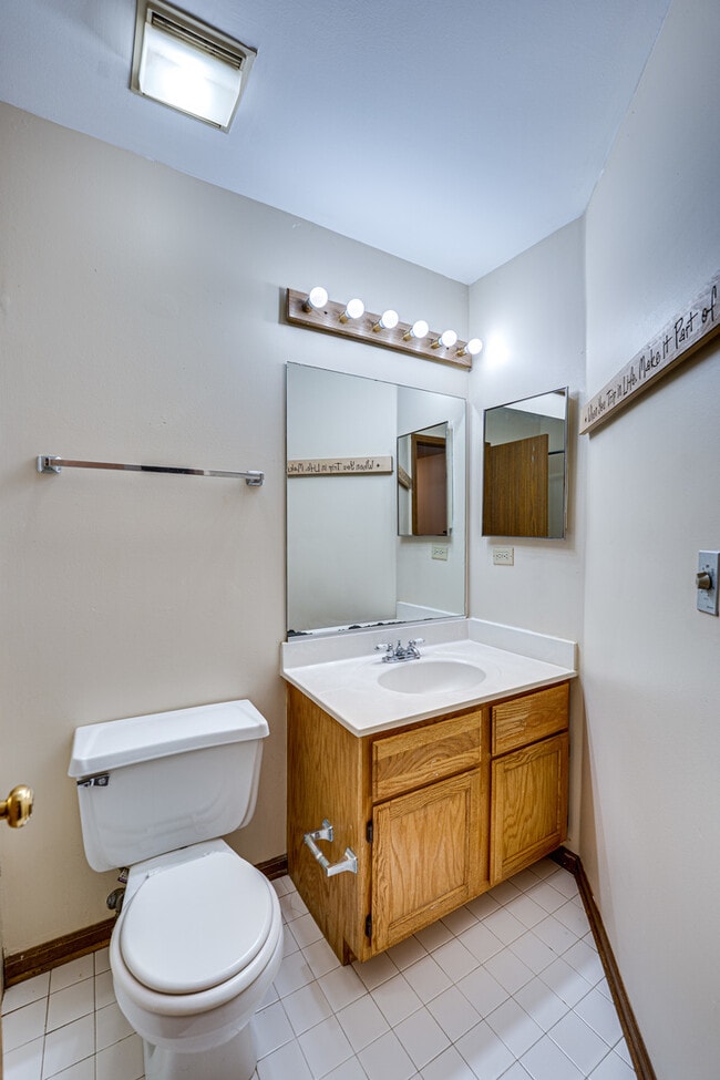 Building Photo - 1640 Hilton Head Dr