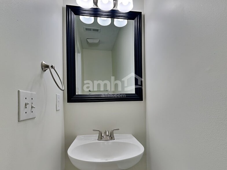 Building Photo - 8849 Laurel Run Dr