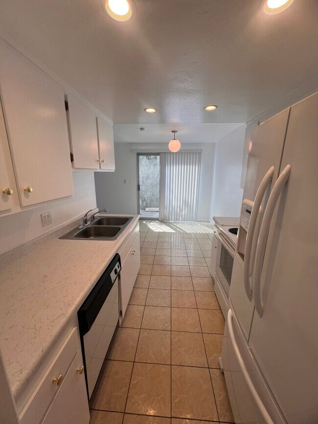 Building Photo - 3275-3275 Hilltop Dr