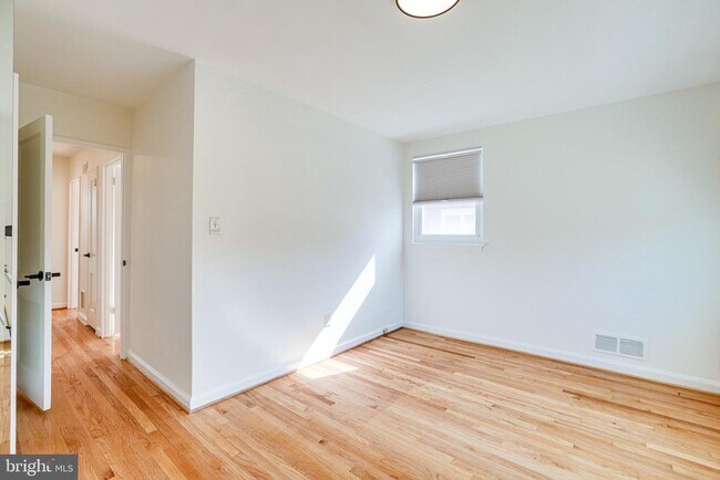 Building Photo - 5513 Chillum Pl NE