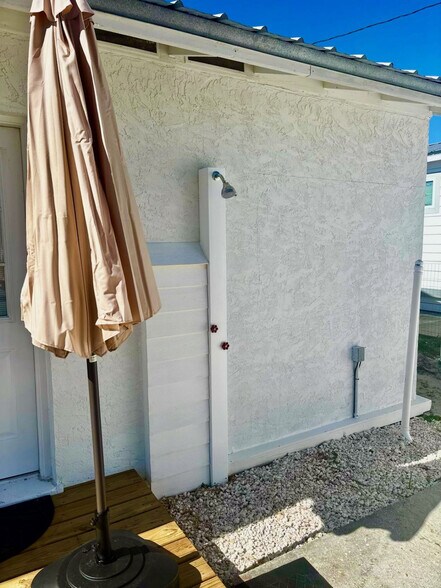 Building Photo - 216 La Paloma Pl