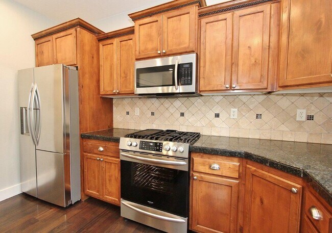 Building Photo - Adorable Craftsman Style Home